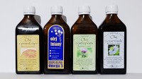 Zapakowany w ozdobny karton zestaw czterech olejów: lniany, czarnuszka, pestki dyni, ostropest, 4 x 250 ml